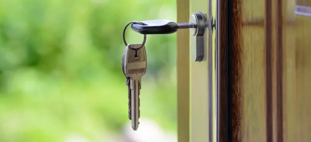 Keys holding in a main door